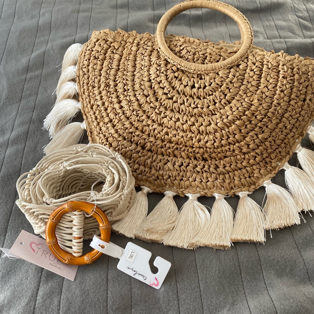 Spring - Summer  Purse perfect to travel and look beautiful comes with the belt